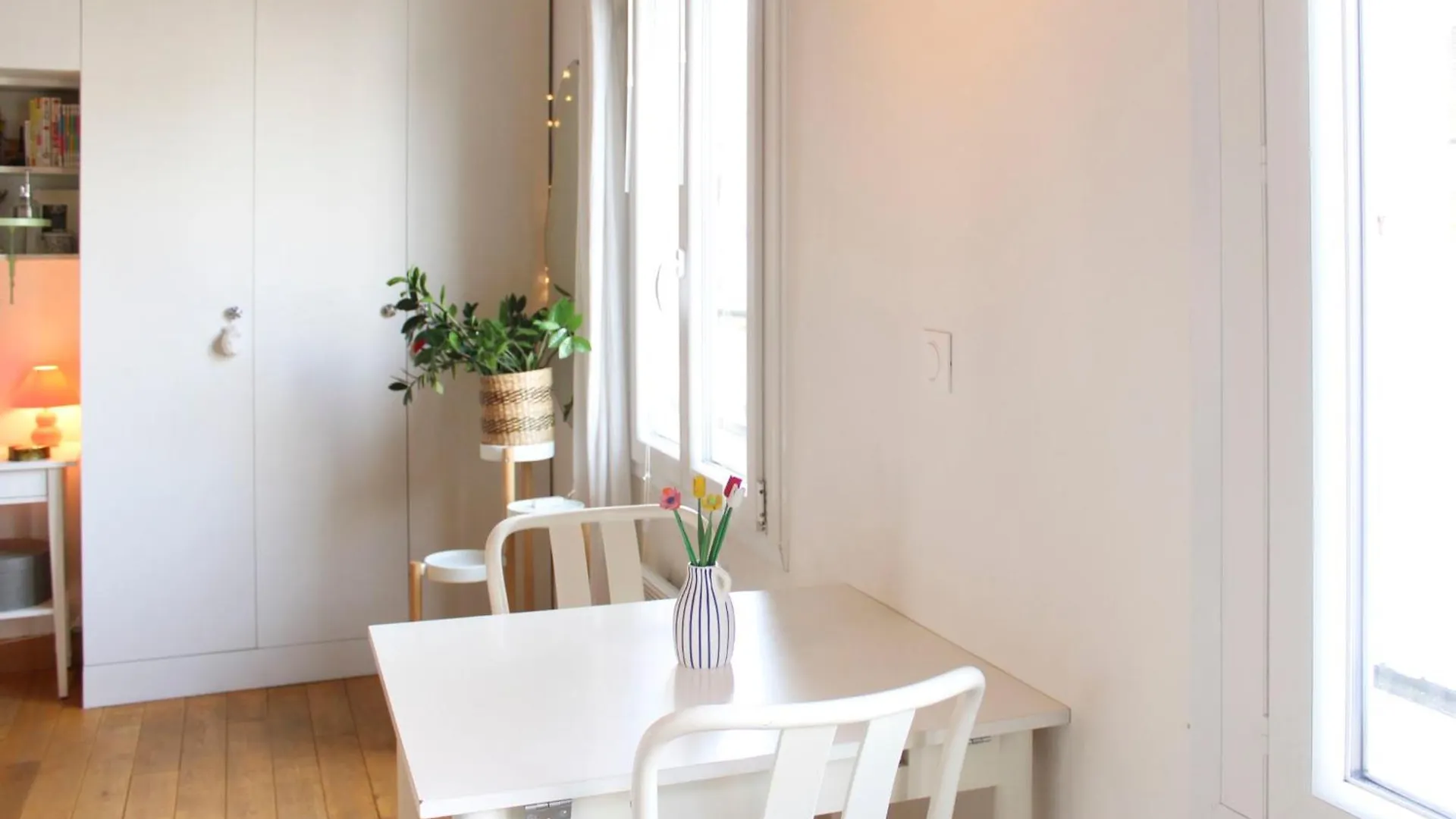Bright And Quiet 25 M Apartment Paris