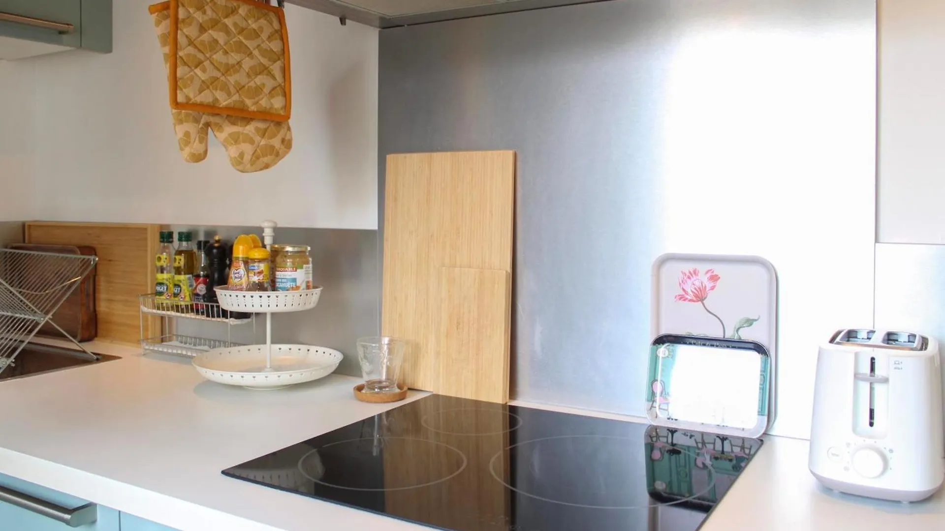 Bright And Quiet 25 M Apartment