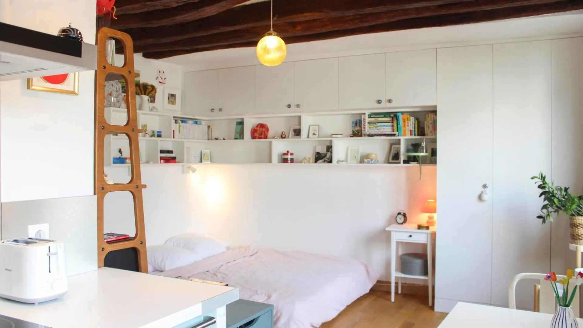 Bright And Quiet 25 M Apartment Paris