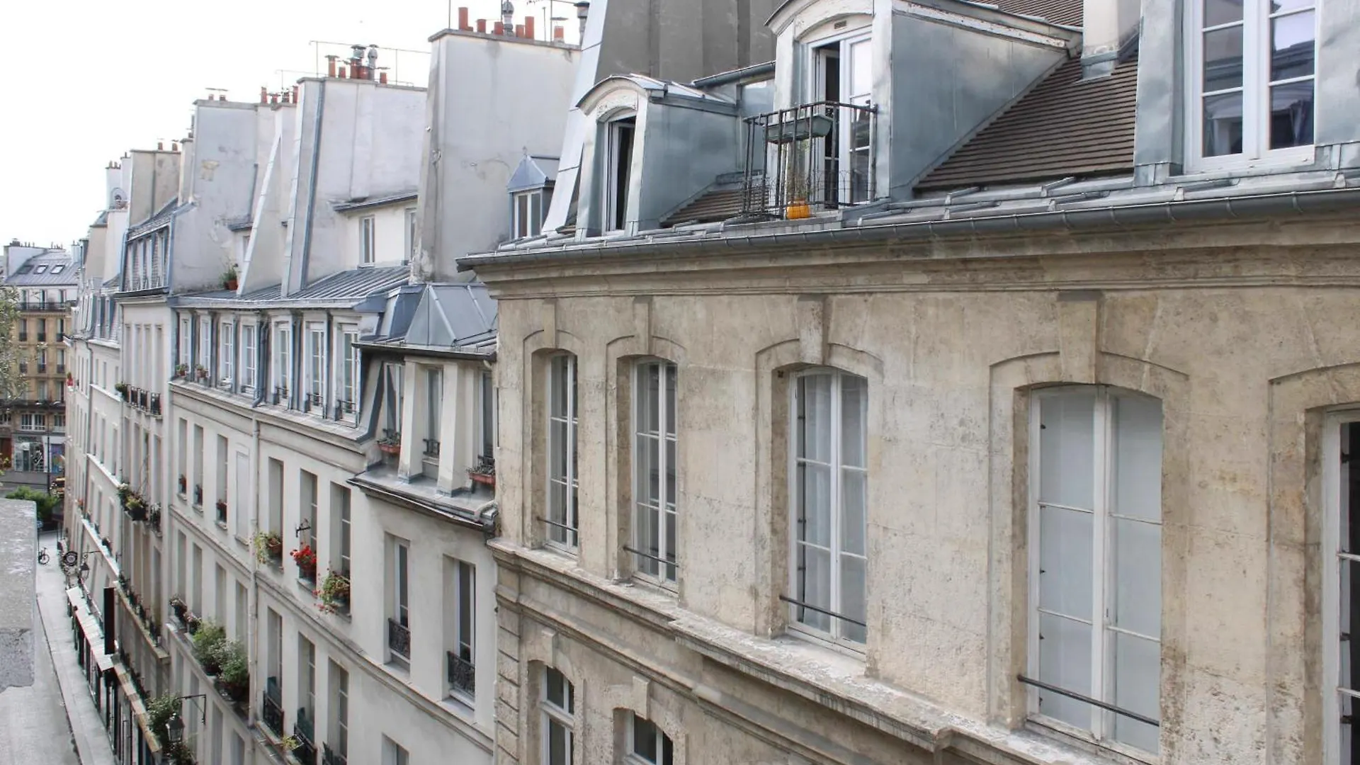 Bright And Quiet 25 M Apartment Paris